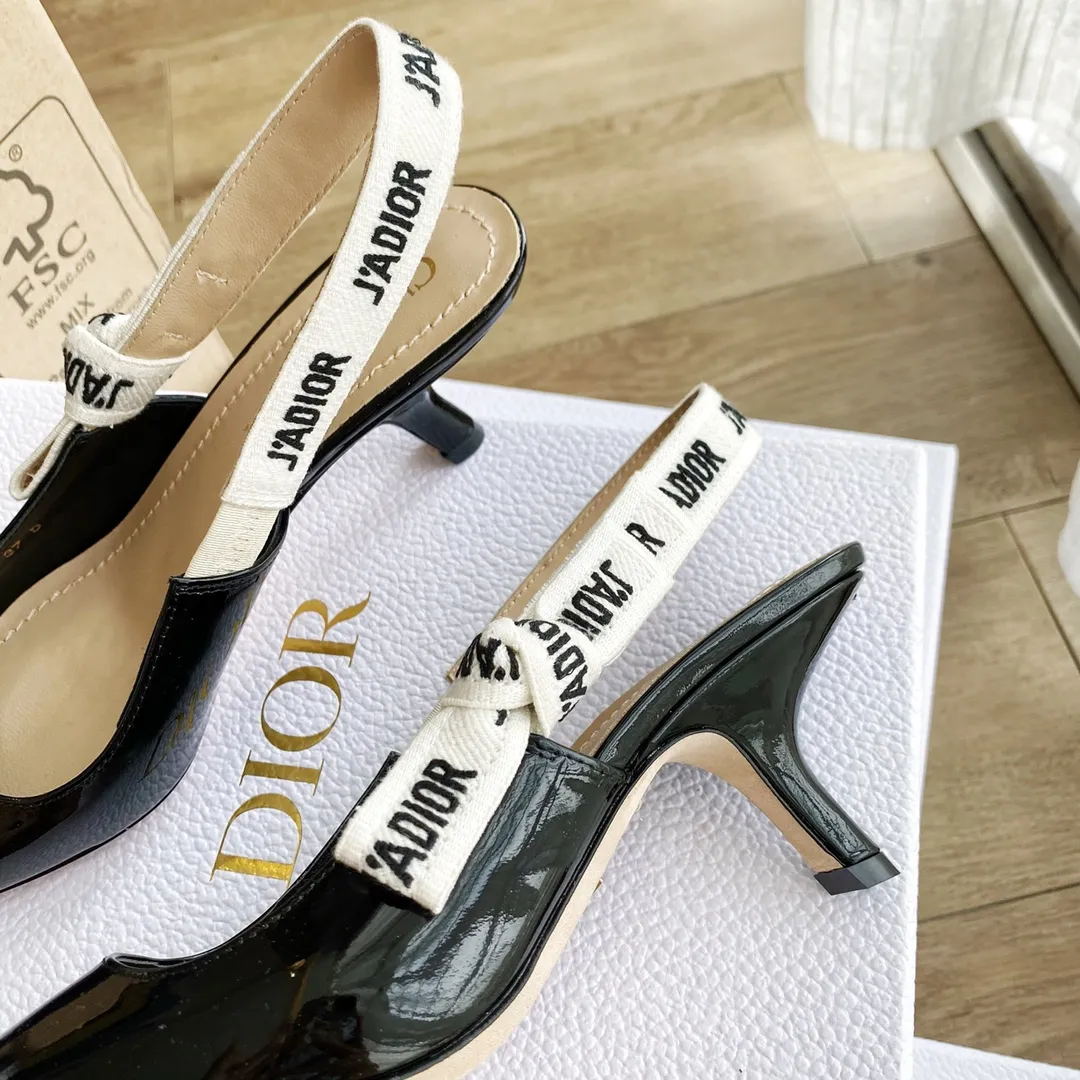 👟👟Ex-factory price 440👟👟 Developed one-to-one from the original version, 👠👠✨ ✨Dior’s popular sandals are new🔥 🔥 The same style as the most popular internet celebrities and celebrities of the year💁 💁. Imported fabric, lining and feet are made of calfskin lining🐑. Original molded heel, heel height 10Cm 6.5cm💘 Original molded metal outsole with five-pointed star LOGO mark✨. Original bow, 💅 Italian leather outsole. 👄💋 Full set of packaging (bags, cards, invoices, one-to-one wrapping paper) 34 40 41 customized